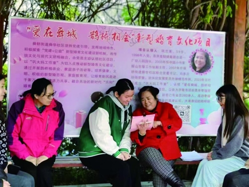 巩大妈在给社区青年传播婚育文化